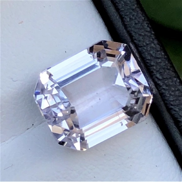 10.45 Carats Natural Spodumene Gemstone - Picture 1 of 17